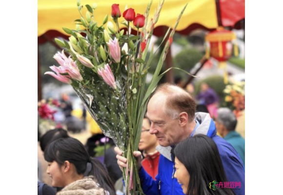 辽宁鞍山：花市旺销 鲜花价格涨三成